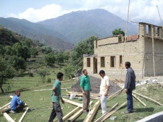 HP05_Carpenter Roshan Lal and team getting ready for final roof